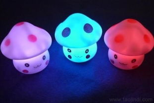 七彩表情蘑菇燈 點亮童趣與商機的熱賣地攤發光玩具